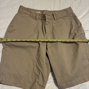 Eddie Bauer khaki shorts P4 with 2 front slit lockets and 2 back pockets